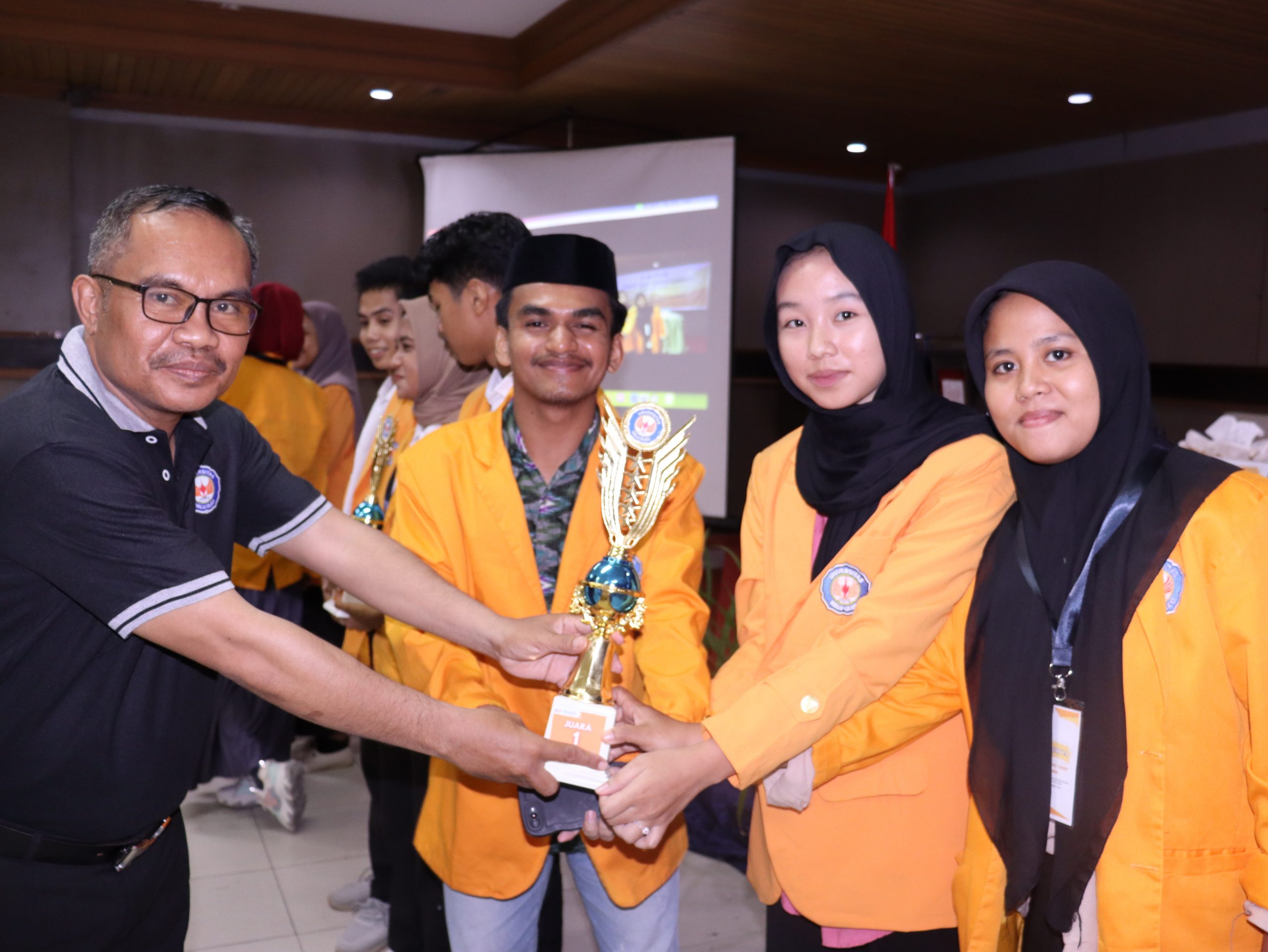 Mahasiswa FISIP UHO Raih Juara 1 Debat Nasional