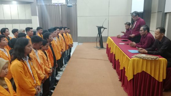 Dekan FISIP UHO Lantik Pengurus BEM, DPM dan HMPS